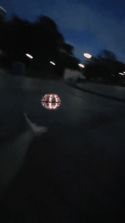 Niños jugando con la pelota voladora